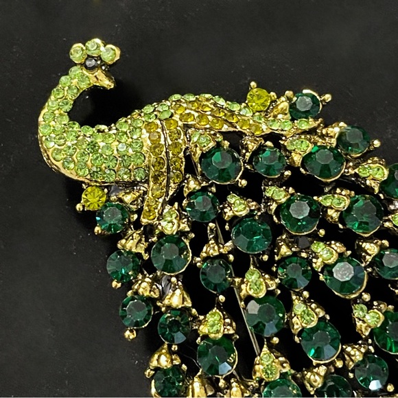 ✨Stunning Green Peacock Brooch with Crystals - Picture 2 of 3